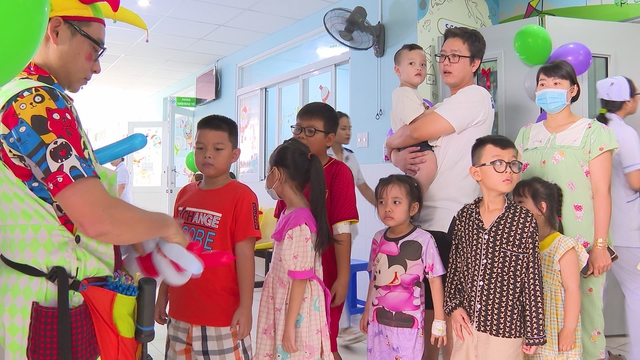 Bệnh viện Đa khoa Chánh Hưng trao yêu thương, tiếp sức bệnh nhi nhân Ngày Quốc tế Thiếu nhi - Ảnh 2.