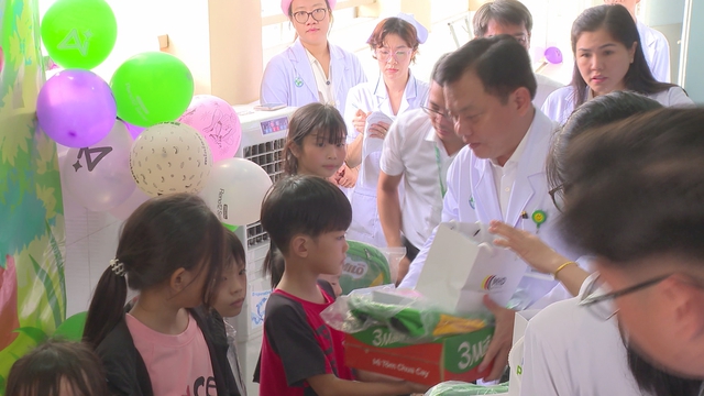Bệnh viện Đa khoa Chánh Hưng trao yêu thương, tiếp sức bệnh nhi nhân Ngày Quốc tế Thiếu nhi - Ảnh 4.