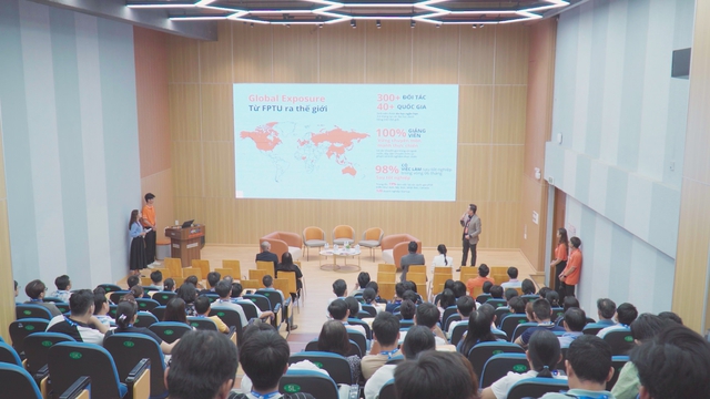 Phụ huynh và học sinh lớp 12 tham gia hội thảo định hướng tương lai tại Trường Đại học FPT TP. Hồ Chí Minh - Ảnh 2.