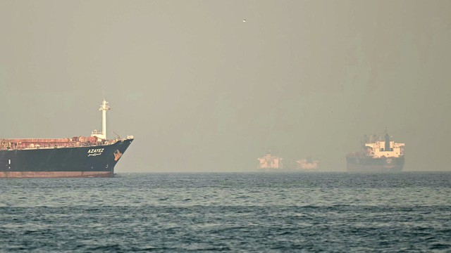 Iran tuyên bố đóng cửa Eo biển Hormuz, cáo buộc Israel vi phạm thoả thuận - Ảnh 1.