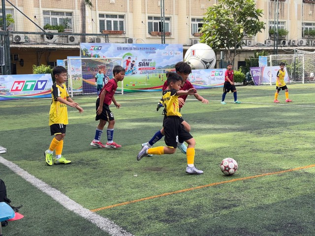 Ước mơ sân cỏ HTV Cup: Khi con biết đứng dậy - Ảnh 2.