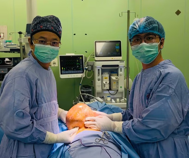 Các bác sĩ phẫu thuật thành công loại bỏ u vú nặng gần 4kg cho một bệnh nhân - Ảnh 1.