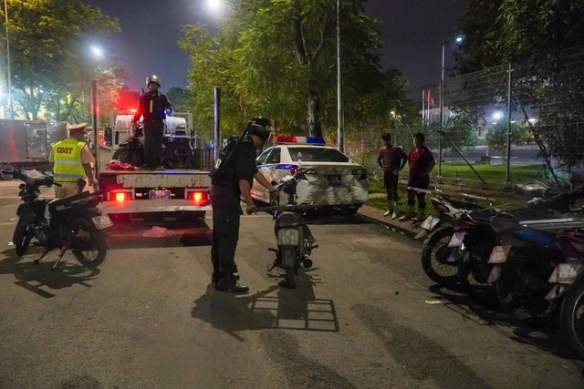 Cảnh sát giao thông, công an TP. Hồ Chí Minh xuyên đêm "làm sạch" địa bàn chợ đầu mối Bình Điền - Ảnh 5.