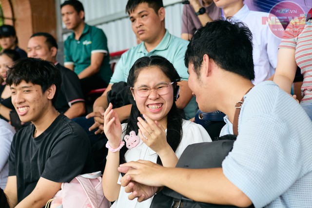 Người khiếm thị lần đầu trải nghiệm xem bóng đá trực tiếp bằng bình luận mô tả - Ảnh 7.
