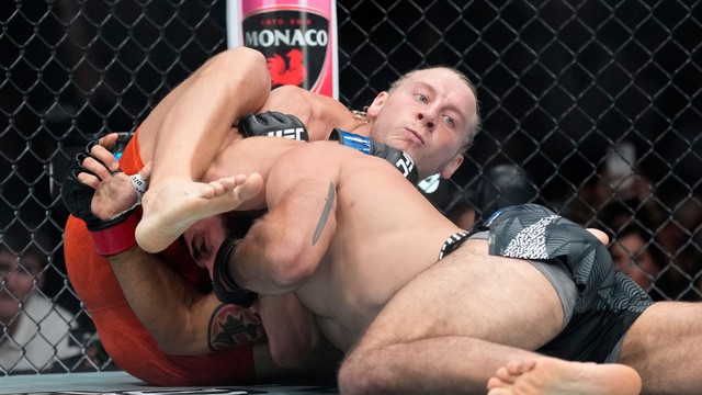 UFC 329: McGregor chấn thương trong ngày tái xuất, Pimblett thắng chỉ sau chưa đầy một phút - Ảnh 8.
