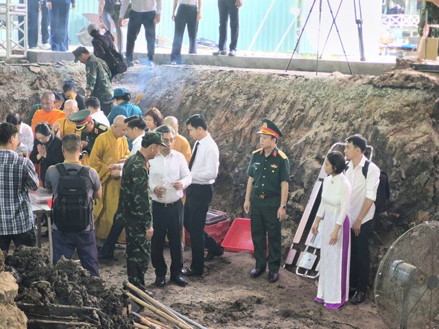 Đồng chí Nguyễn Phước Lộc dâng hương tưởng niệm các Anh hùng Liệt sĩ, động viên lực lượng tìm kiếm hài cốt liệt sĩ - Ảnh 1.