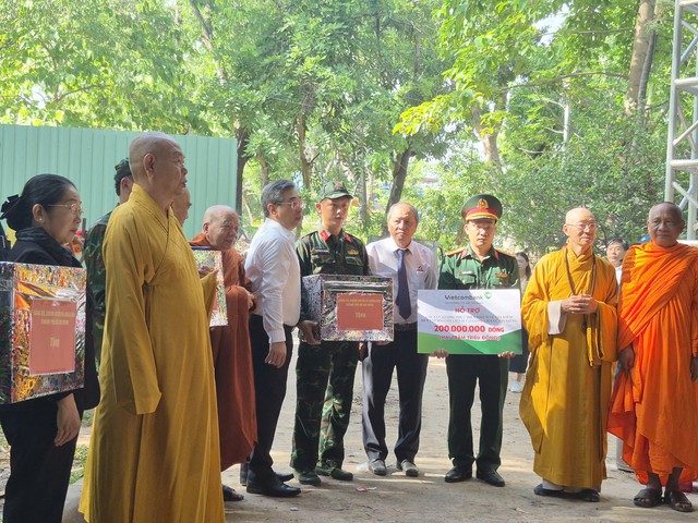 Đồng chí Nguyễn Phước Lộc dâng hương tưởng niệm các Anh hùng Liệt sĩ, động viên lực lượng tìm kiếm hài cốt liệt sĩ - Ảnh 3.