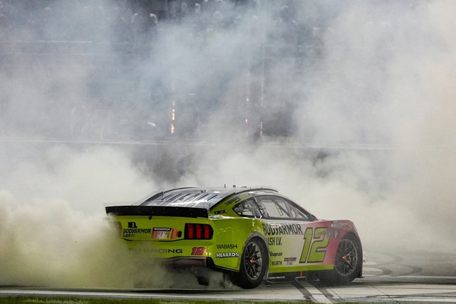 Ryan Blaney chiến thắng kịch tính tại Atlanta sau cuộc đua kéo dài vì thời tiết- Ảnh 2.