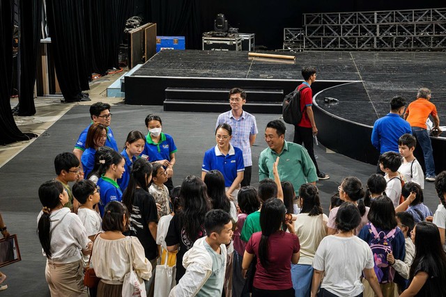 50 em thanh thiếu nhi lần đầu tiên được tham quan "hậu trường" truyền hình- Ảnh 1.