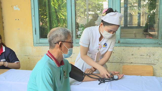 Thời sự HTV ngày 17/7/2026 | Tổng Bí thư, Chủ tịch nước Tô Lâm dâng hương tưởng niệm các Anh hùng Liệt sĩ tại Công viên Lê Thị Riêng - Ảnh 9.