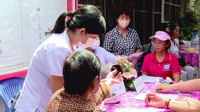 Phường Bình Đông tăng tốc khám sức khỏe toàn dân, đưa dịch vụ y tế đến từng khu dân cư - Ảnh 2.