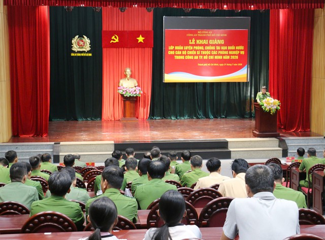 Công an TP. Hồ Chí Minh khai giảng lớp bơi, trang bị kỹ năng phòng chống đuối nước cho 250 học viên - Ảnh 3.