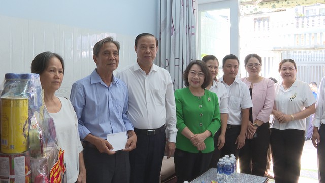 Lãnh đạo TP. Hồ Chí Minh thăm, tri ân các gia đình chính sách nhân kỷ niệm 79 năm Ngày Thương binh - Liệt sĩ - Ảnh 3.