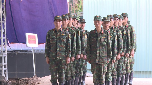 Các đội K nỗ lực đưa hài cốt liệt sĩ tại Công viên Lê Thị Riêng - Ảnh 2.