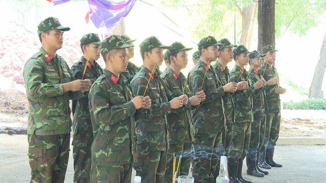 Các đội K nỗ lực đưa hài cốt liệt sĩ tại Công viên Lê Thị Riêng - Ảnh 1.