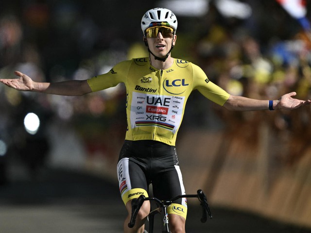 Tadej Pogacar thắng chặng 19, chạm gần ngôi vương Tour de France- Ảnh 1.