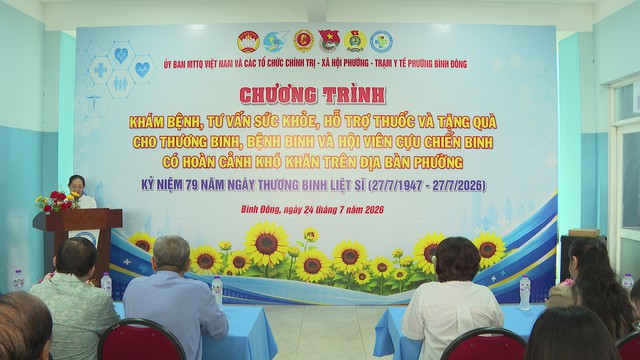 Khám bệnh, tặng quà tri ân cựu chiến binh tại Phường Bình Đông - Ảnh 1.