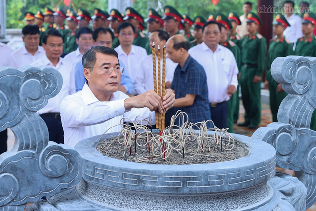 Thủ tướng Lê Minh Hưng tưởng niệm Chủ tịch Hồ Chí Minh, Đại tướng Võ Nguyên Giáp và các Anh hùng liệt sĩ tại Điện Biên Phủ - Ảnh 1.