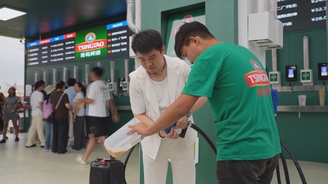 Trạm xăng tiếp bia ở Thanh Đảo, Trung Quốc - Ảnh 3.