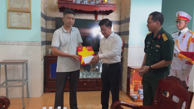 Trao tặng di ảnh phục dựng cho thân nhân gia đình liệt sĩ - Ảnh 1.