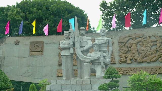Lãnh đạo TP. Hồ Chí Minh dâng hương, tri ân các Anh hùng liệt sĩ nhân Ngày Thương binh - Liệt sĩ - Ảnh 8.