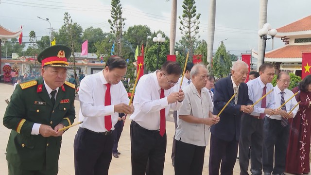 Lãnh đạo TP. Hồ Chí Minh dâng hương tưởng niệm các Anh hùng liệt sĩ tại Nghĩa trang Liệt sĩ Bà Rịa - Vũng Tàu - Ảnh 4.
