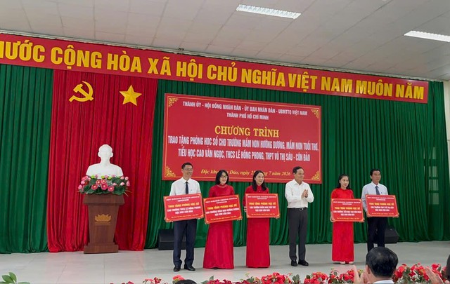 VNPT đồng hành trao tặng Phòng học số, lan tỏa chuyển đổi số giáo dục đến Côn Đảo - Ảnh 1.