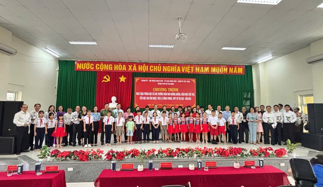 VNPT đồng hành trao tặng Phòng học số, lan tỏa chuyển đổi số giáo dục đến Côn Đảo - Ảnh 2.