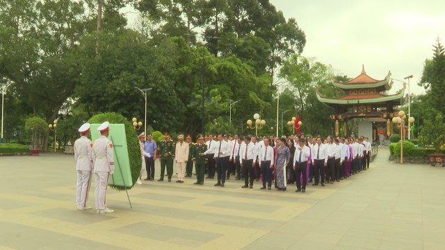 Lãnh đạo TP. Hồ Chí Minh tri ân các anh hùng liệt sĩ tại Củ Chi - Ảnh 1.