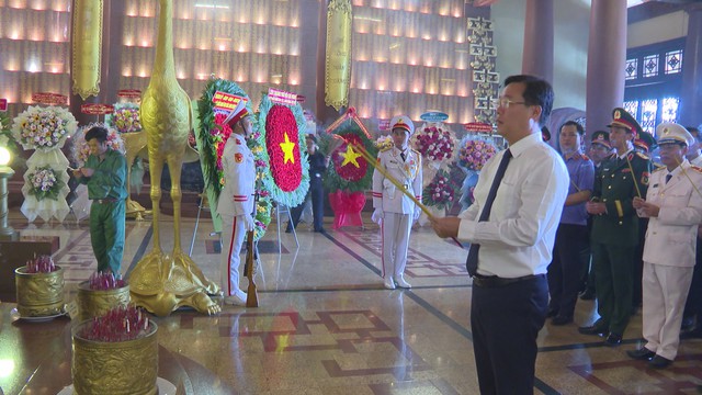 Lãnh đạo TP. Hồ Chí Minh tri ân các anh hùng liệt sĩ tại Củ Chi - Ảnh 4.