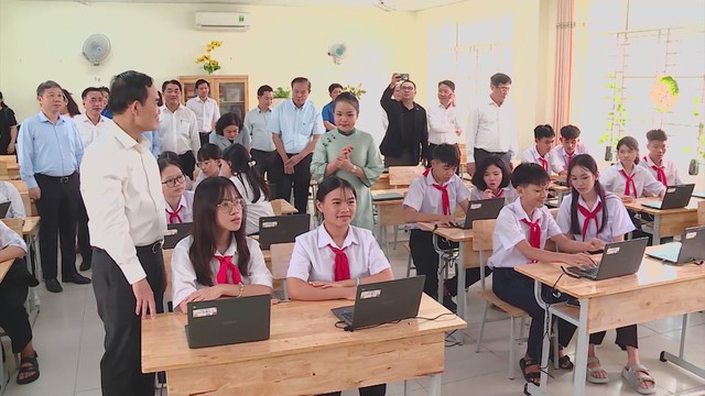 Thời sự trưa HTV ngày 28/7/2026 | Doanh nghiệp đồng hành cùng TP. Hồ Chí Minh mang phòng học số đến Côn Đảo - Ảnh 1.