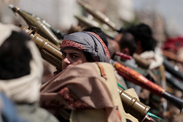 Ngoại trưởng Yemen: Lực lượng Houthi học cách kiểm soát eo biển của Iran ở Biển Đỏ - Ảnh 2.