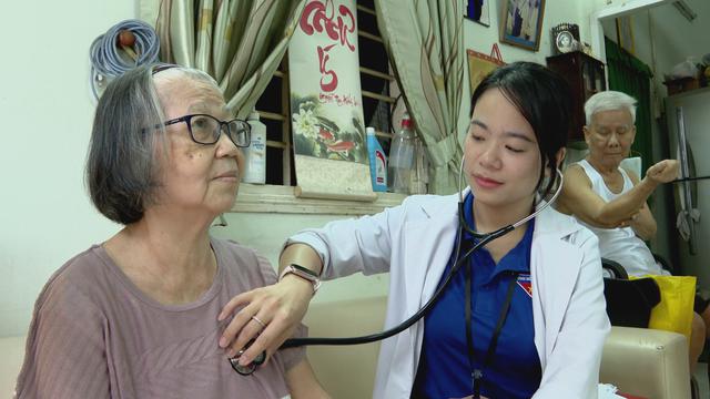 TP. Hồ Chí Minh: Người cao tuổi được khám sức khỏe định kỳ miễn phí tại nhà - Ảnh 2.