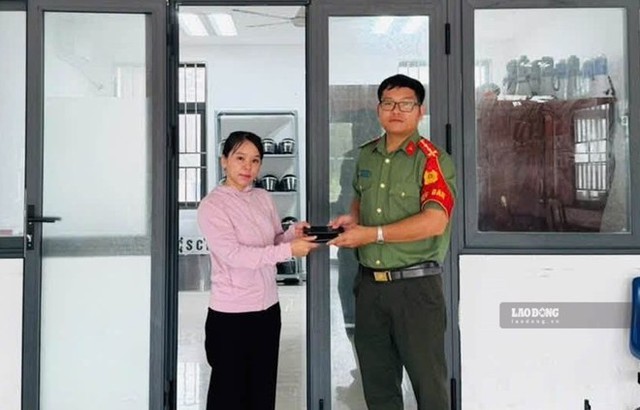 Trao trả ví tiền và điện thoại cho người đánh rơi ở đảo Phú Quý- Ảnh 1.