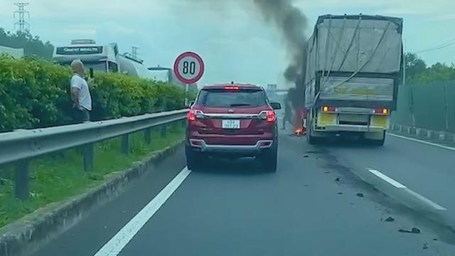 60 Giây Sáng ngày 30/7/2026 | Cháy xe tải, cao tốc TP. Hồ Chí Minh - Long Thành - Dầu Giây ùn tắc 5 Km - Ảnh 1.
