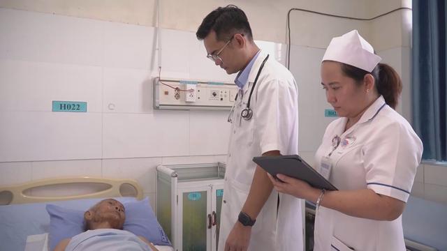 Cứu sống cụ ông 98 tuổi bị đàn ong vò vẽ đốt 98 nốt - Ảnh 1.