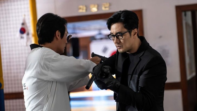 So Ji-sub ghi điểm với vai người cha trong "Agent Kim Reactivated" - Ảnh 1.