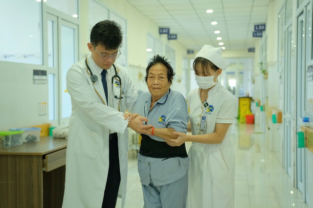 Nhập viện vì viêm phổi, cụ bà 76 tuổi bất ngờ phát hiện tủy sống bị chèn ép nặng - Ảnh 3.