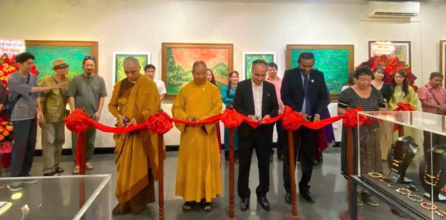 Triển lãm “Mật ngữ thời gian” mở cuộc đối thoại giữa ba dòng chảy văn hóa - Ảnh 2.