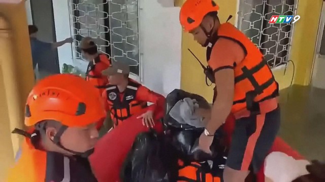 Philippines: Hoàn lưu bão Dolphin gây ngập lụt nhiều khu vực - Ảnh 1.