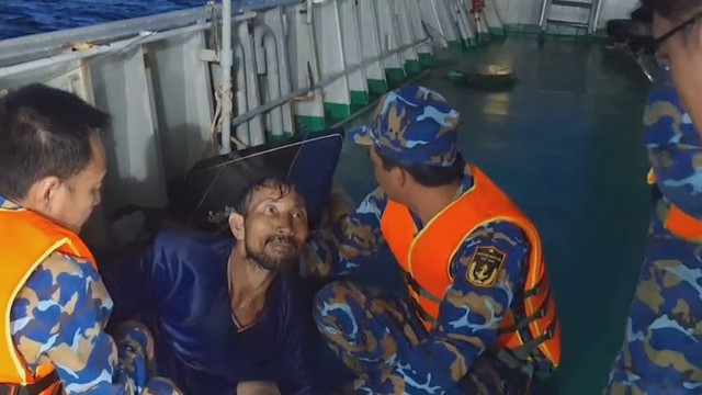 Kịp thời cứu ngư dân trôi dạt 4 ngày trên biển - Ảnh 1.