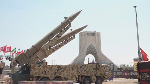 Thời sự trưa HTV ngày 18/8/2026 | Tổng thống Trump kêu gọi Iran đầu hàng, dọa tấn công Oman - Ảnh 1.