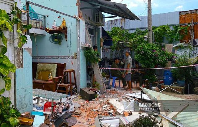 Vụ nghi nổ khí gas sập mái nhà ở TP. Hồ Chí Minh: Phong tỏa hiện trường để điều tra - Ảnh 1.