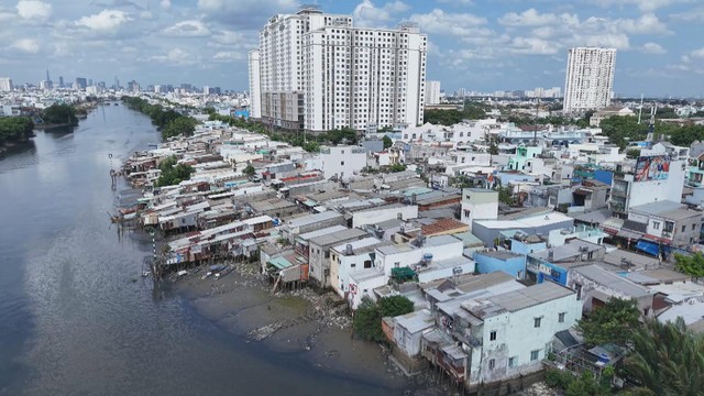 60 Giây Sáng ngày 24/8/2026 | Cảnh sát PCCC giải cứu người dân mắc kẹt trong đống đất đá - Ảnh 3.