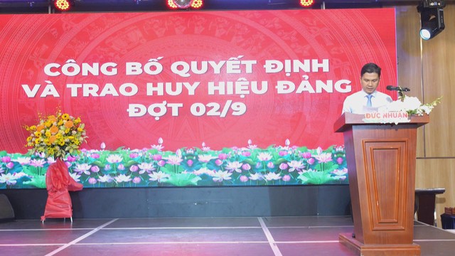 Thời sự trưa HTV ngày 27/8/2026 | Phường Vườn Lài trao tặng Huy hiệu Đảng đợt ngày 2/9/2026 - Ảnh 3.