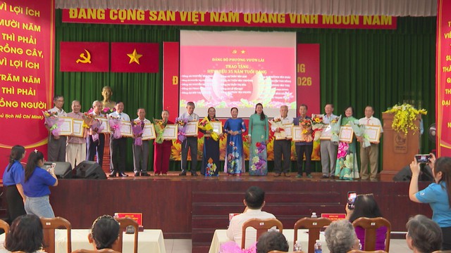 Thời sự trưa HTV ngày 27/8/2026 | Phường Vườn Lài trao tặng Huy hiệu Đảng đợt ngày 2/9/2026 - Ảnh 1.