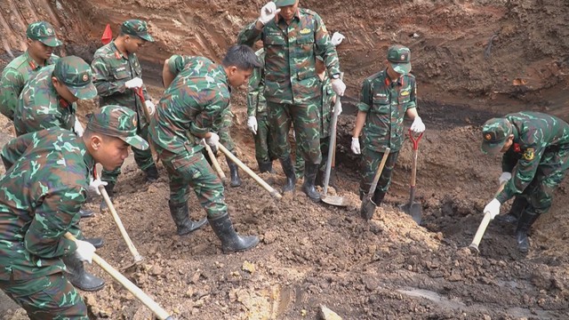 Tìm kiếm xuyên lễ 2/9, đẩy nhanh tiến độ quy tập tại Công viên Lê Thị Riêng. - Ảnh 1.