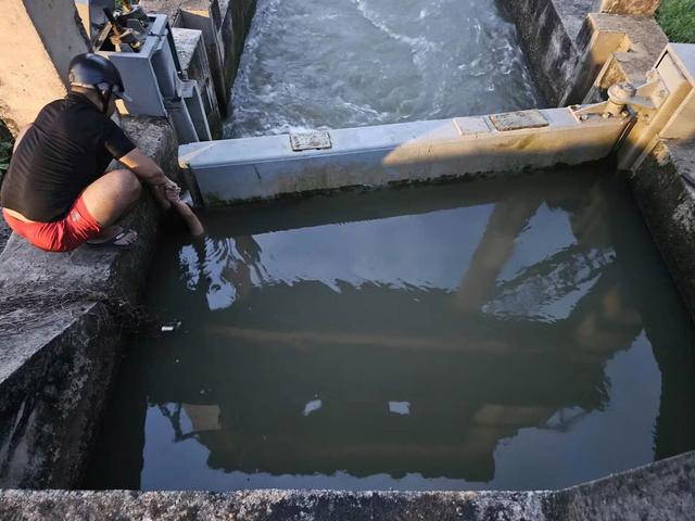 Công an phường kịp thời cứu hộ thiếu niên kẹt tại cống nước- Ảnh 1.