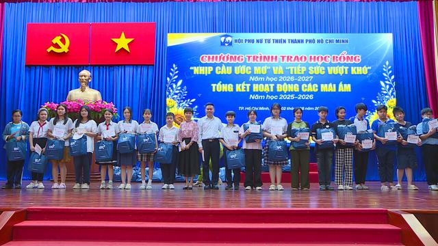 Trao hơn 160 suất học bổng tiếp sức đến trẻ mồ côi, khuyết tật- Ảnh 1.