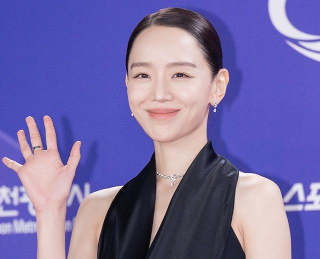 Kim Go-eun nhận Daesang tại Rồng Xanh 2026: "Tôi sẽ nỗ lực, xin hãy cho tôi cơ hội"- Ảnh 6.